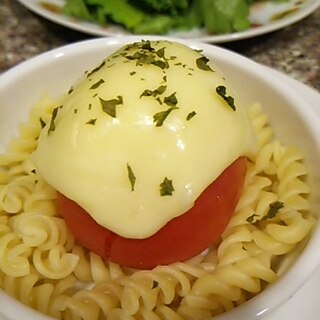 トマト丸ごとチーズ焼きパスタ